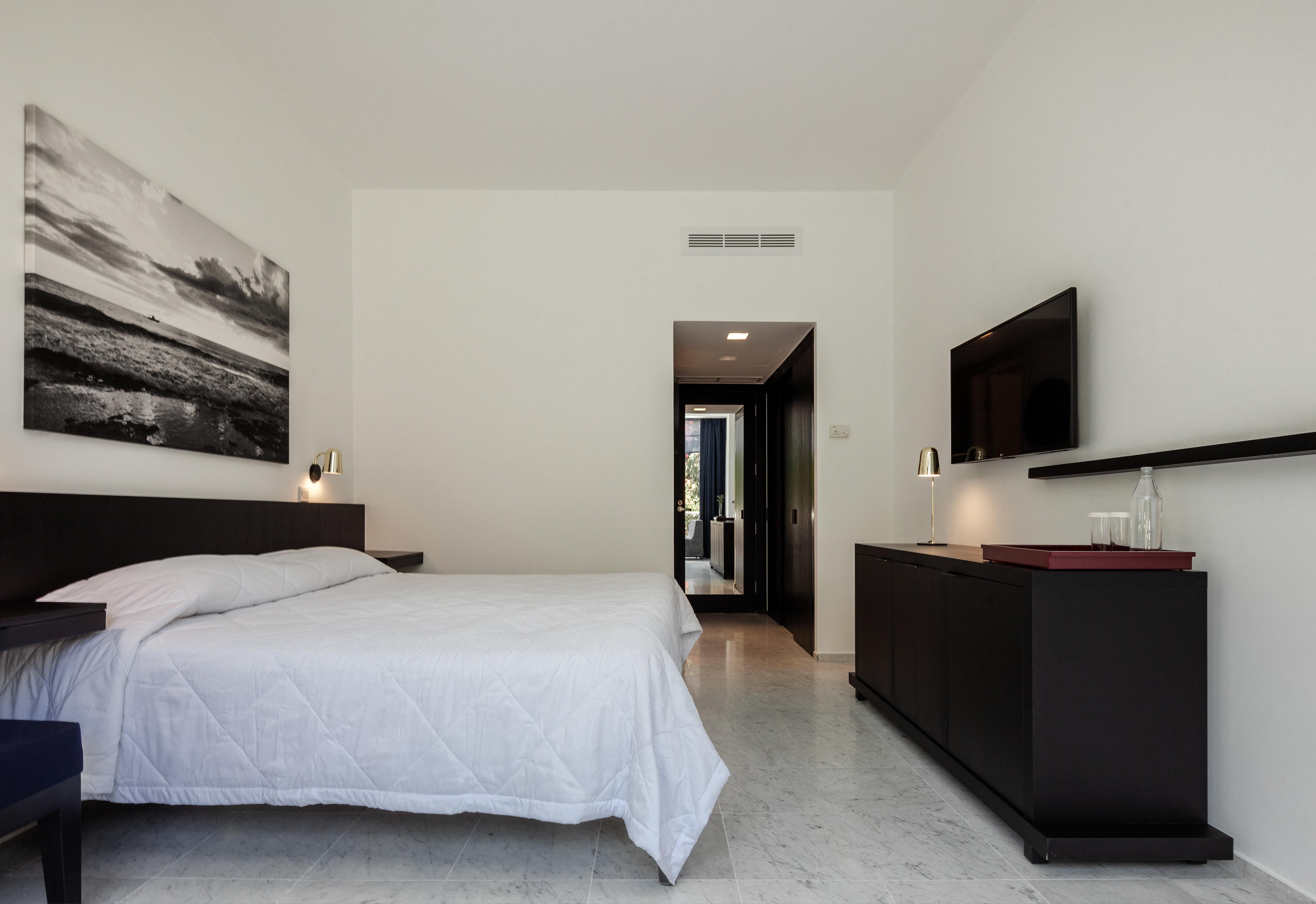 Almyra Hotel Paphos Luaran gambar A room at the hotel