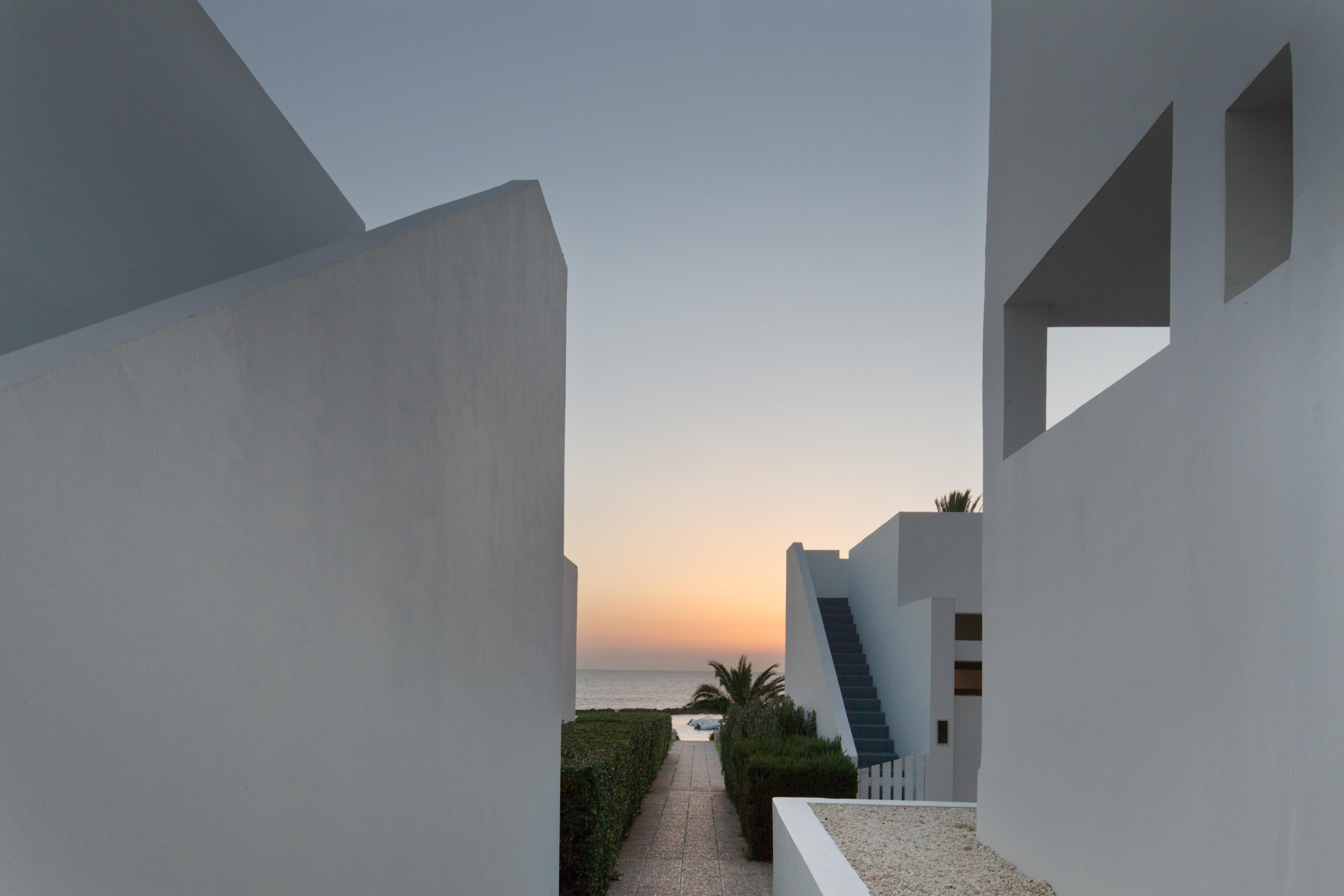 Almyra Hotel Paphos Luaran gambar The hotel at sunset