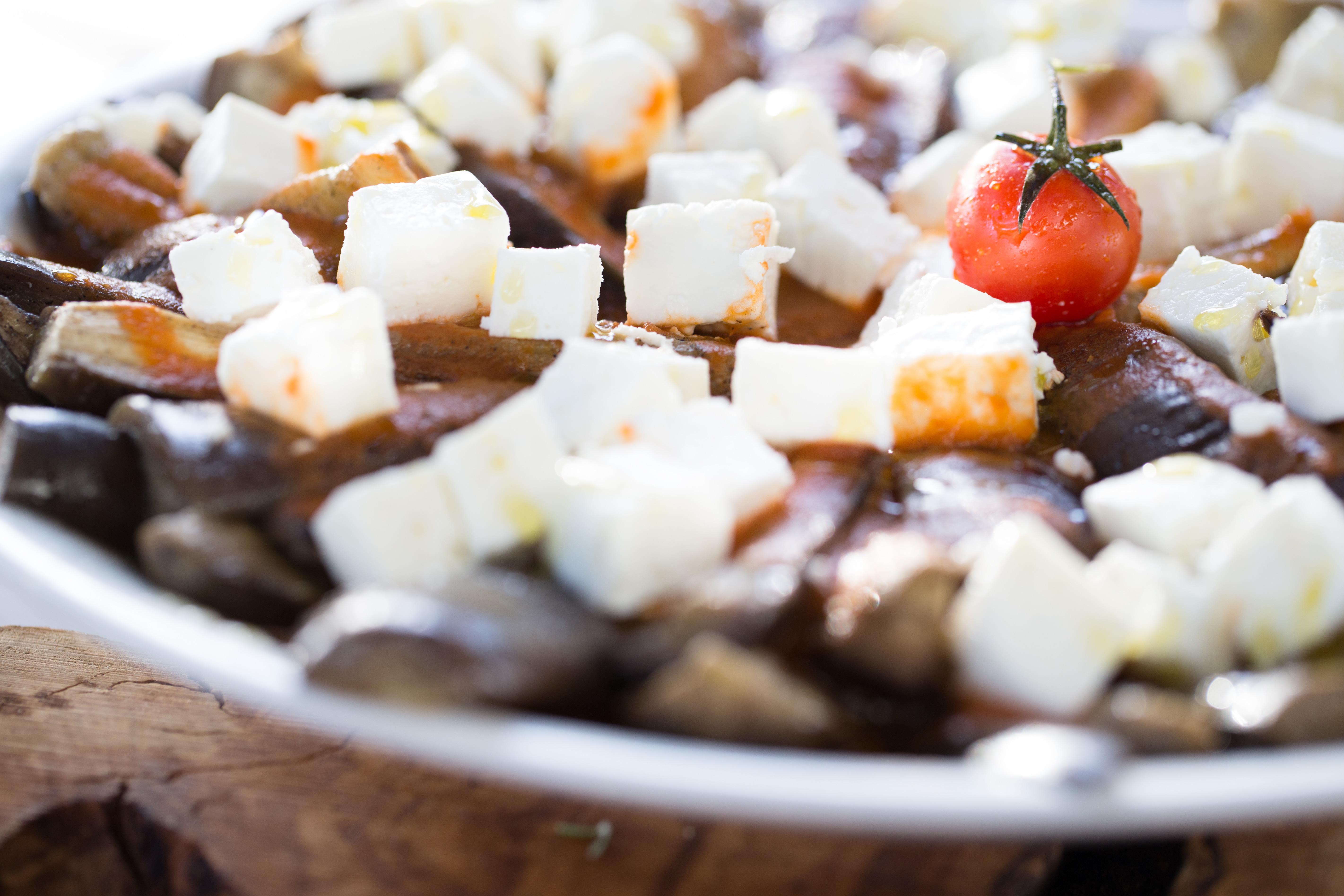 Almyra Hotel Paphos Luaran gambar Aubergine, feta cheese and tomato salad