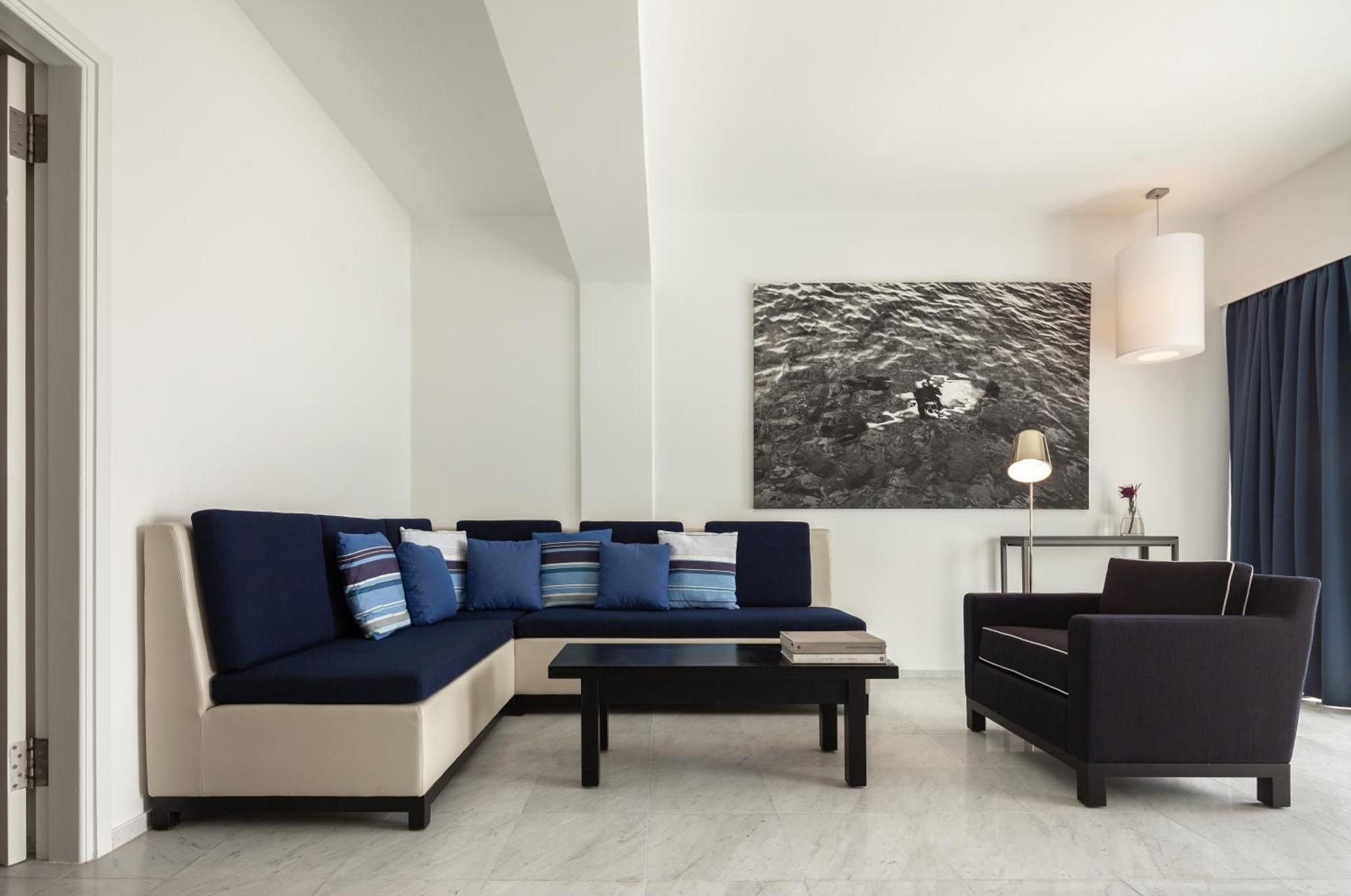 Almyra Hotel Paphos Luaran gambar A living room with a sectional sofa