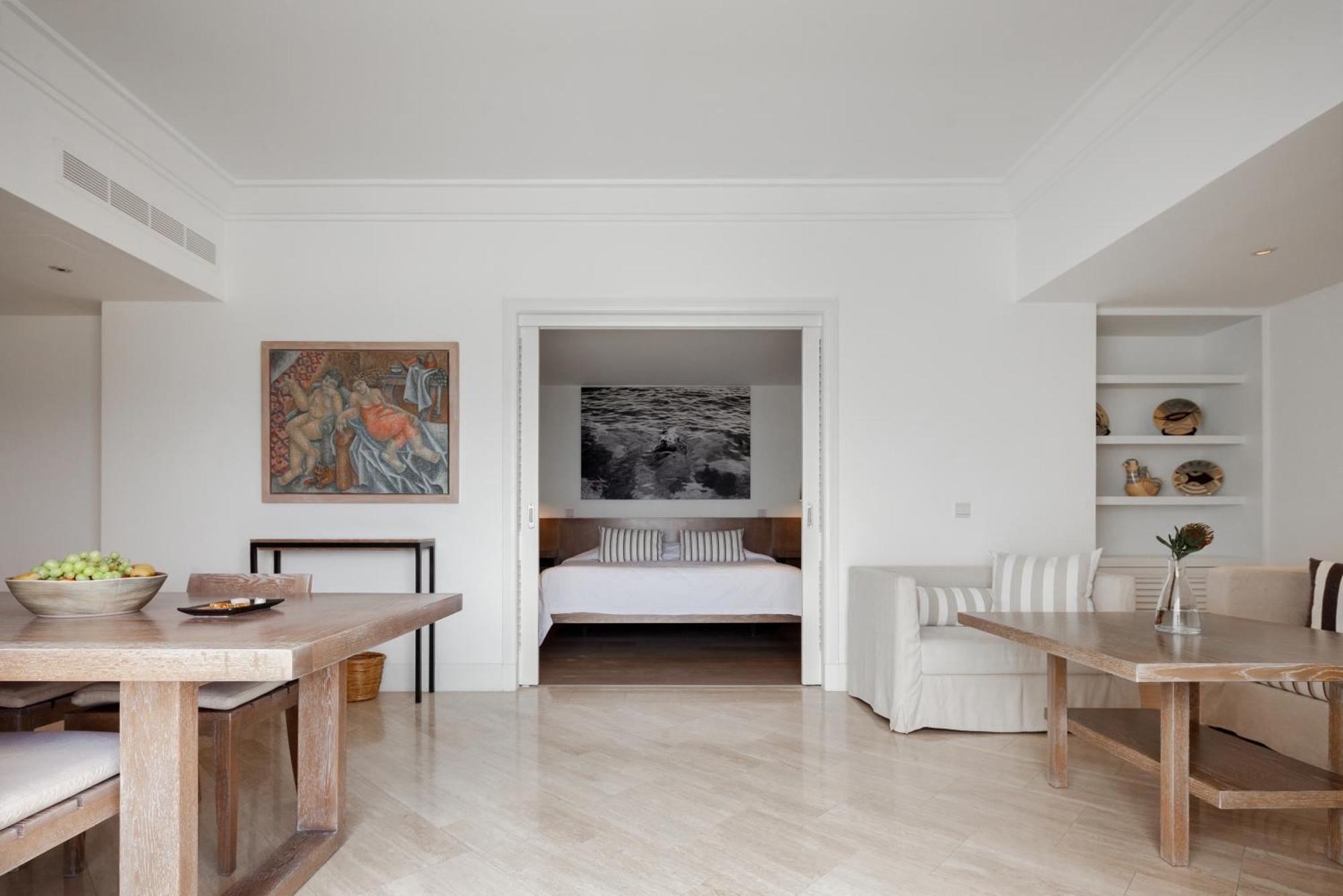 Almyra Hotel Paphos Luaran gambar A suite at the Four Seasons Hotel