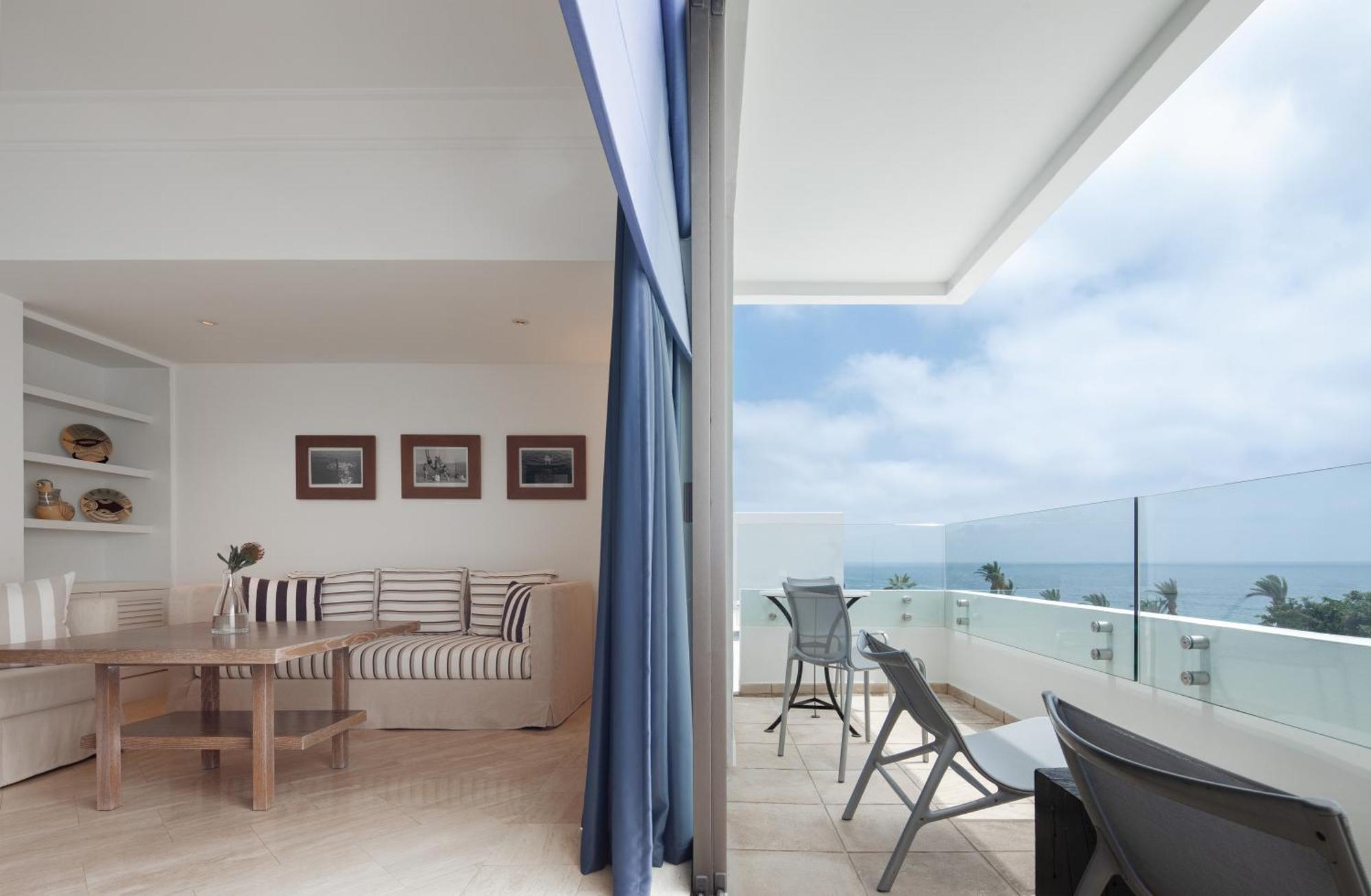 Almyra Hotel Paphos Luaran gambar A balcony