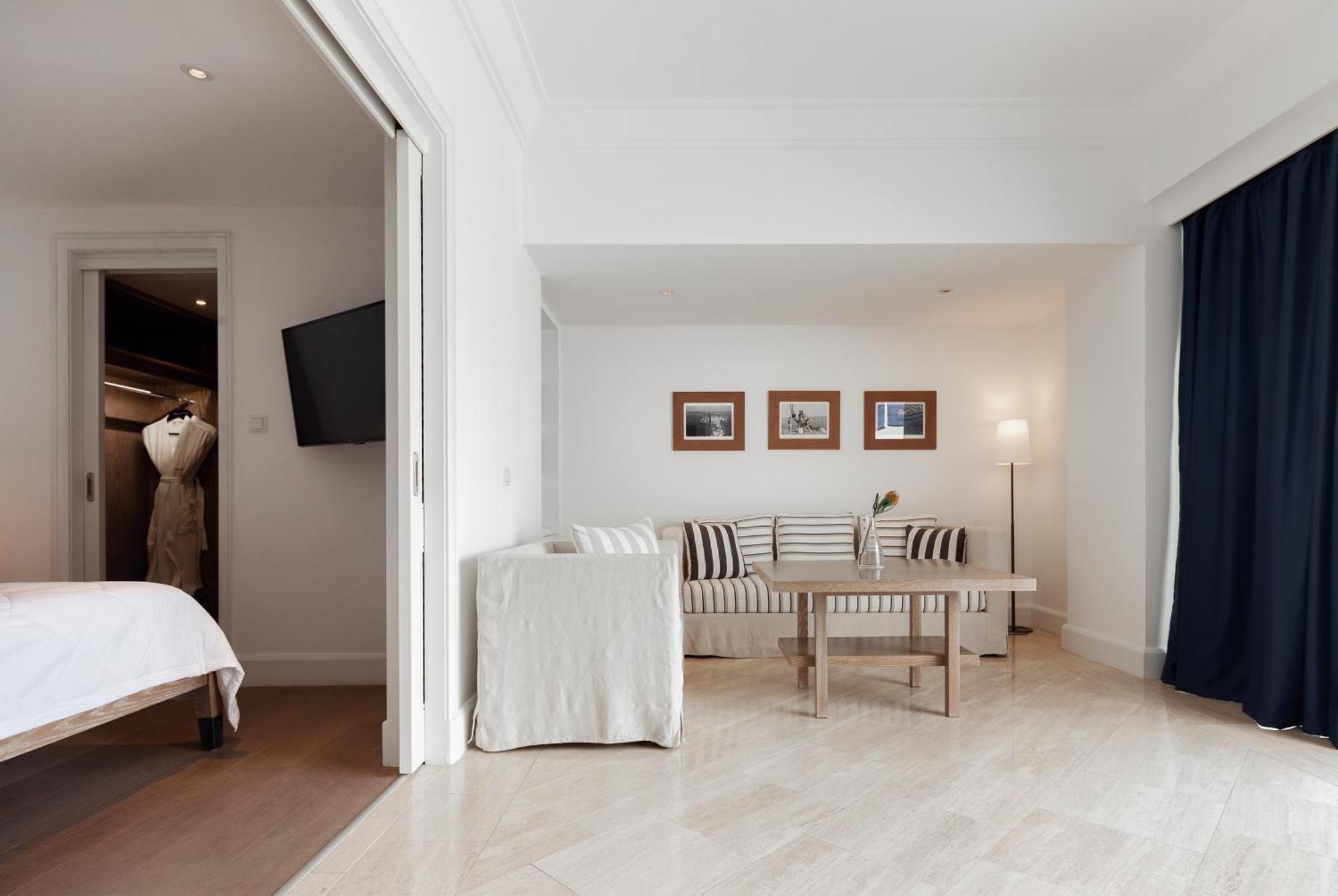 Almyra Hotel Paphos Luaran gambar A suite at the hotel