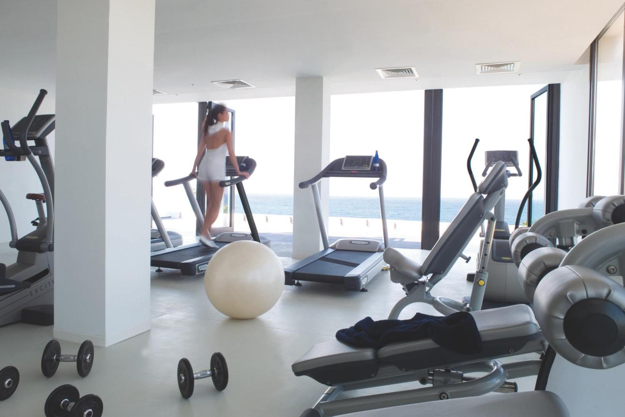 Almyra Hotel Paphos Luaran gambar A gym