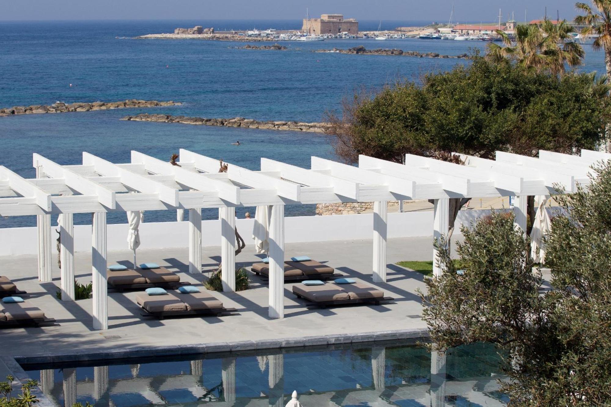 Almyra Hotel Paphos Luaran gambar The beach at the hotel