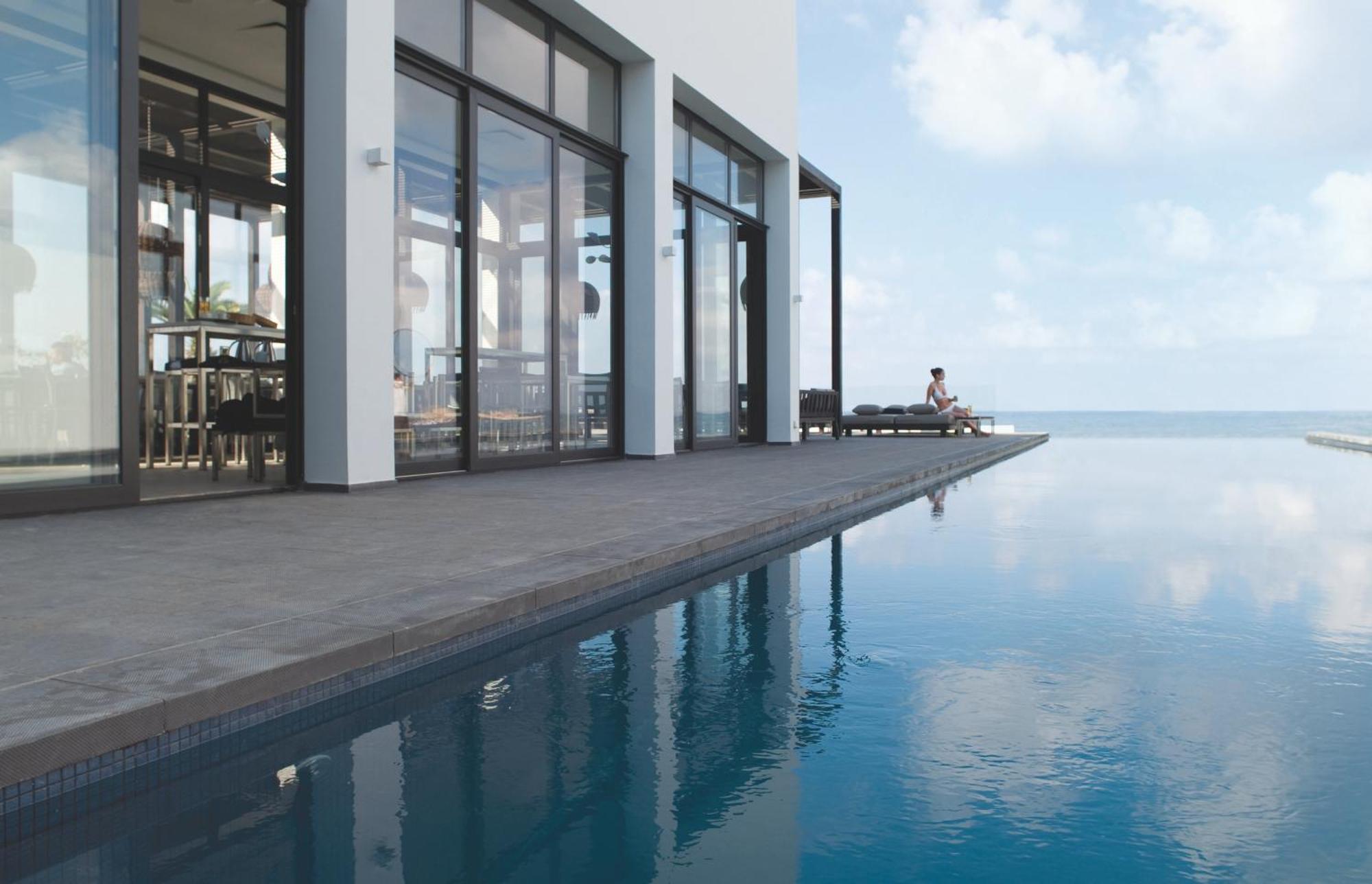 Almyra Hotel Paphos Luaran gambar Infinity pool